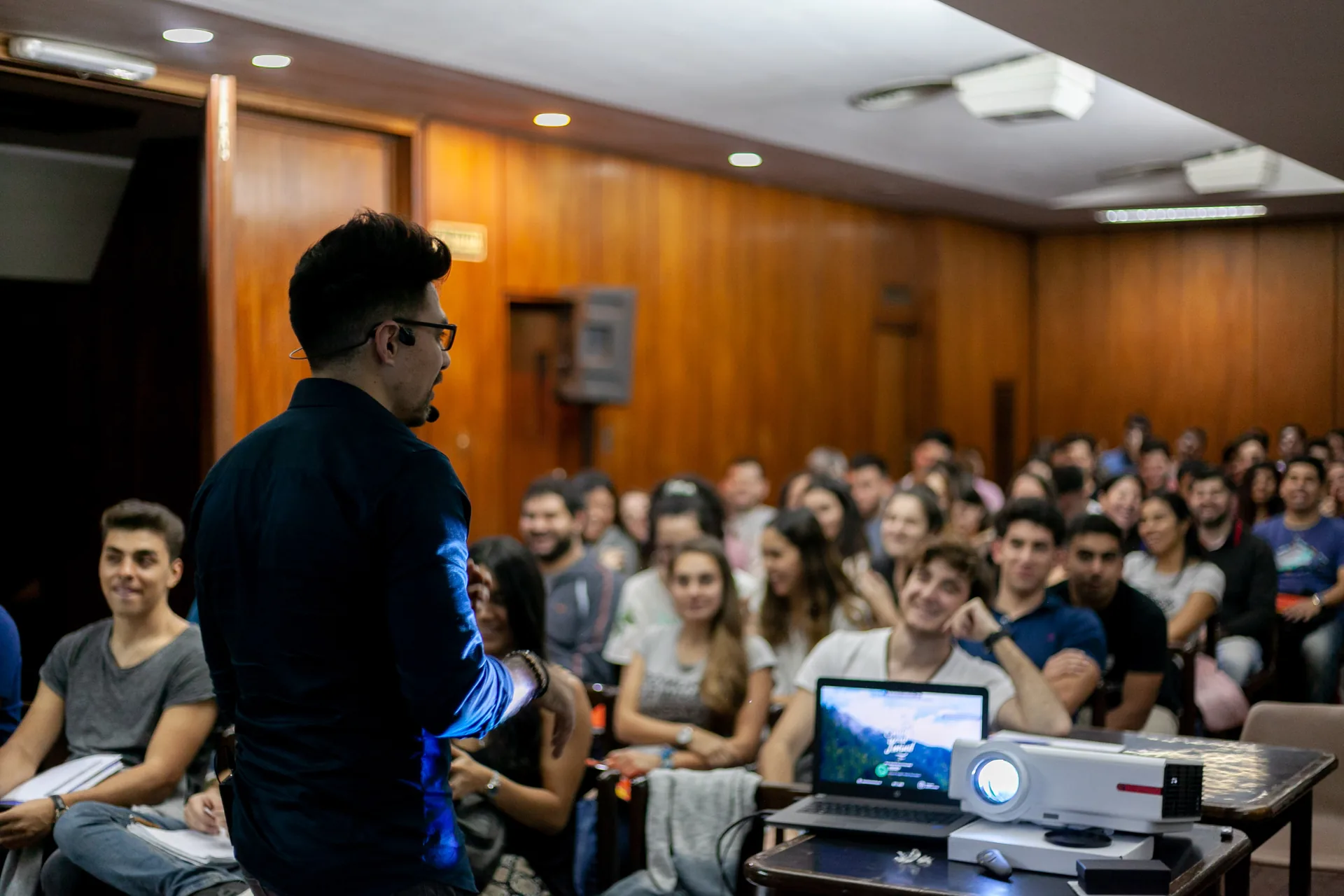 Home Rodrigo Monteros dictando una conferencia ante un auditorio lleno